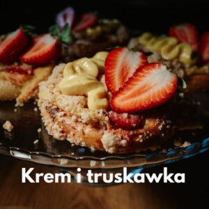 Drożdżówka z kremem i truskawką